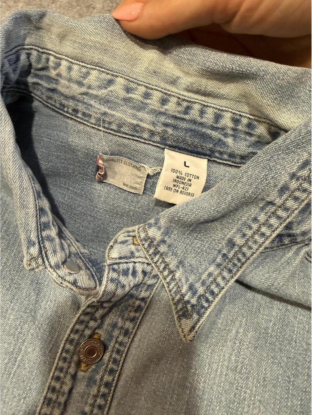 Levi’s Denim Button Up Shirt Women Large  100% Cotton Long Sleeve Oversized - Picture 3 of 4